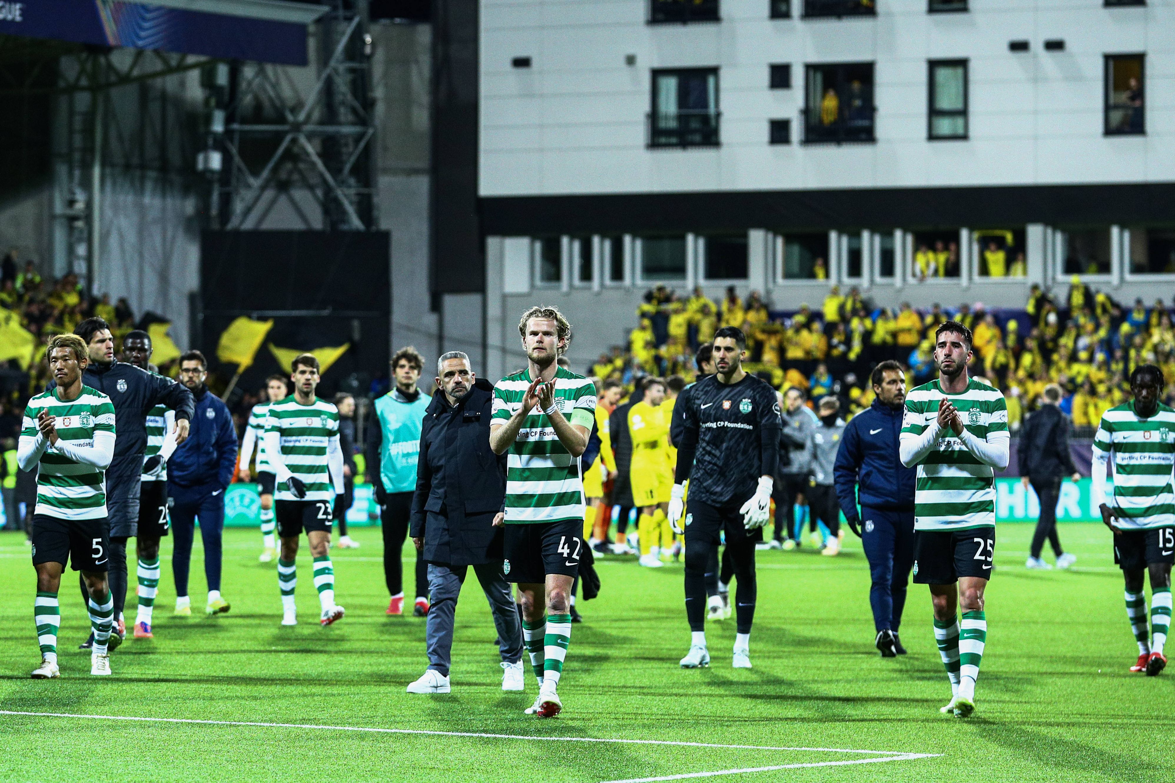 Nuno Santos teve de acalmar os ânimos ainda no relvado - Foto: IMAGO