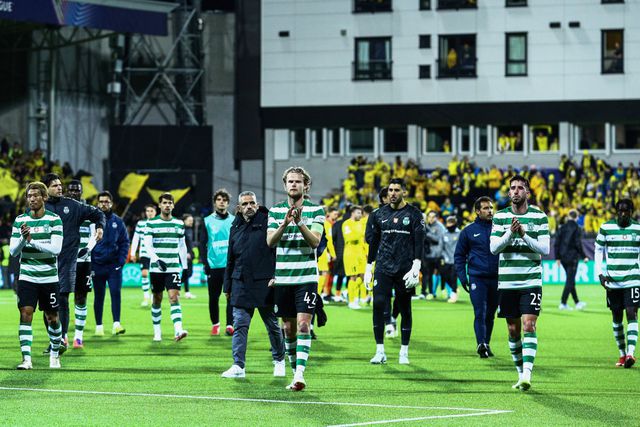 Nuno Santos teve de acalmar os ânimos ainda no relvado - Foto: IMAGO