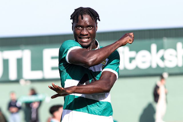 'Ninja style', o mítico festejo de David Nzanza, do Leça - Foto: Leça