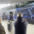 Alguns adeptos e carinho para... Lucho: a partida do FC Porto para Estugarda