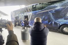 Alguns adeptos e carinho para... Lucho: a partida do FC Porto para Estugarda