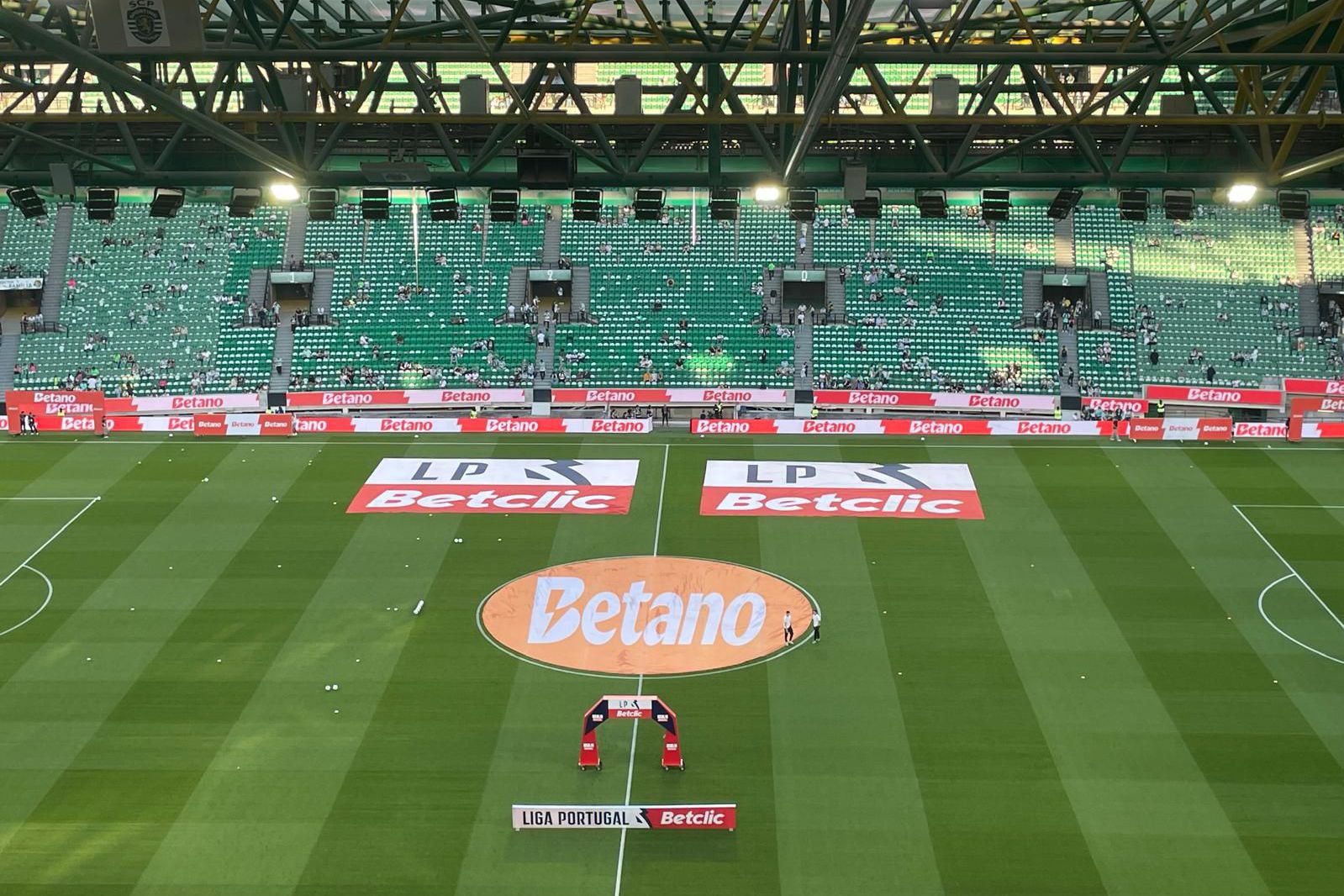 «Estádio José Alvalade está cada vez mais transformado num espetáculo de luzes e entretenimento, onde muitos sentem que o ambiente e a alma leonina se estão a perder»  — Foto: A BOLA