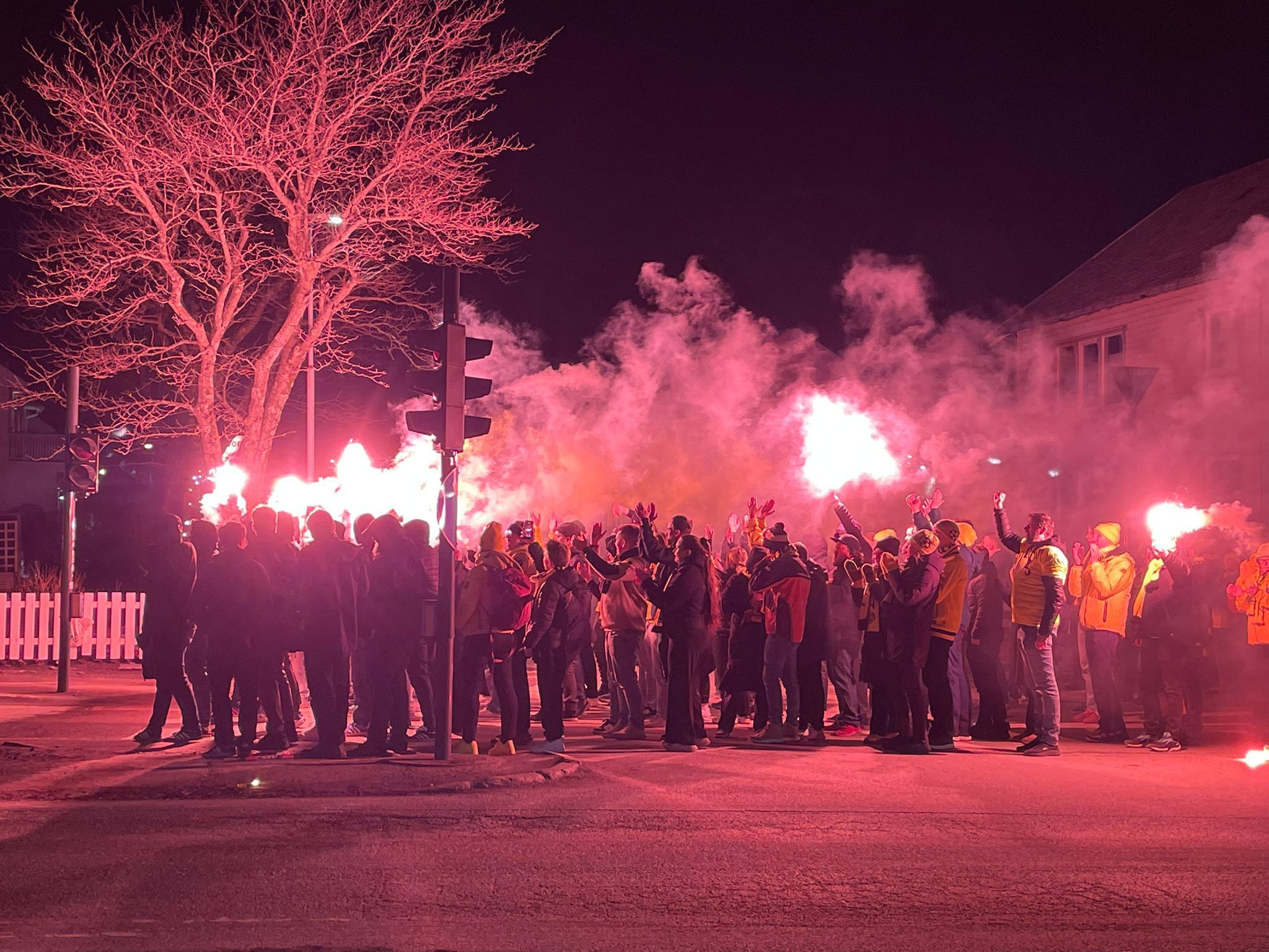 Festa dos adeptos do Bodo/Glimt no exterior do estádio antes do apito inicial
