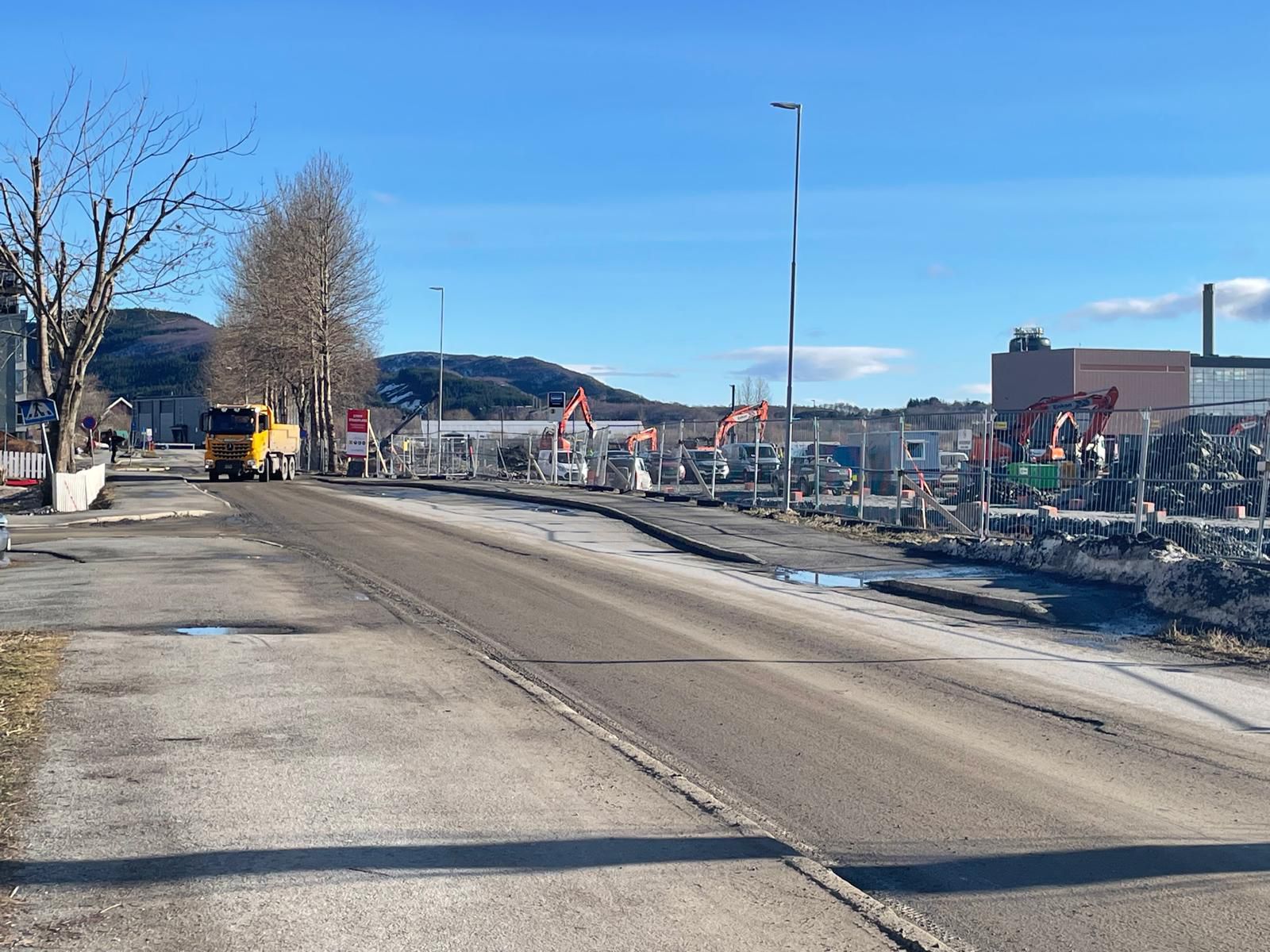 Camiões estão em constante movimento na obra - Foto: ABOLA