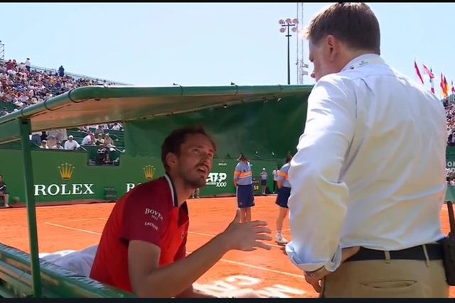 VÍDEO: Medvedev volta a perder a cabeça com juízes de linha