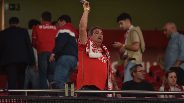 Assobios para Roger Schmidt e até alguns lenços brancos no fim do jogo