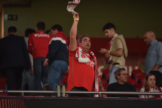 Assobios para Roger Schmidt e até alguns lenços brancos no fim do jogo