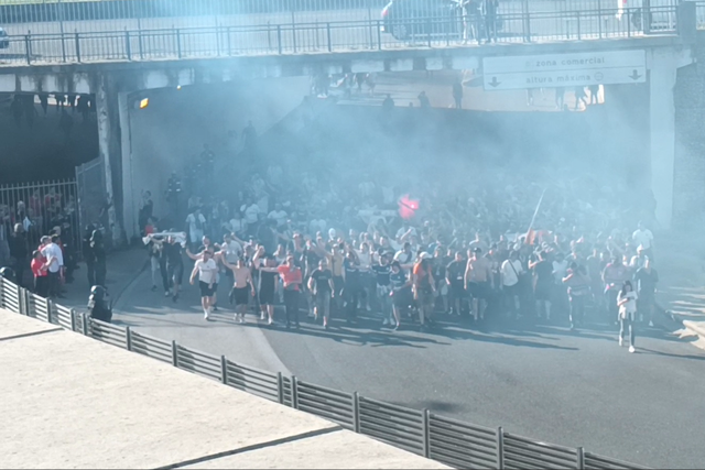 Ultras do Marselha usam pirotecnia no acesso à Luz