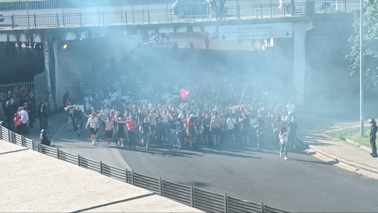 Ultras do Marselha usam pirotecnia no acesso à Luz