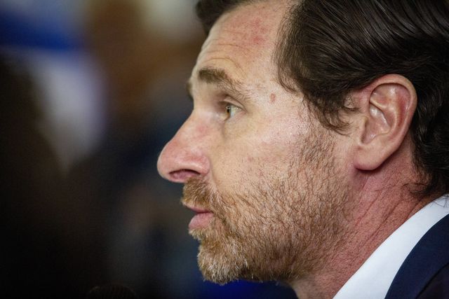 Entrada de André Villas-Boas na Casa do FC Porto de Famalicão