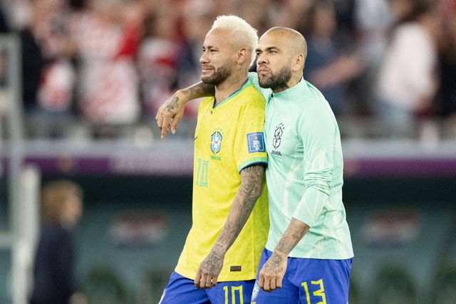 Dani Alves devolve 150 mil euros à família de Neymar