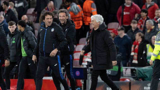 Gasperini imita jogadores e atira... casaco para as bancadas