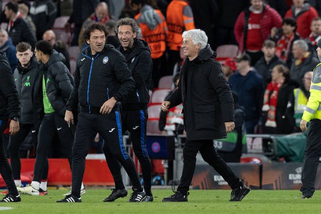 Gasperini imita jogadores e atira... casaco para as bancadas