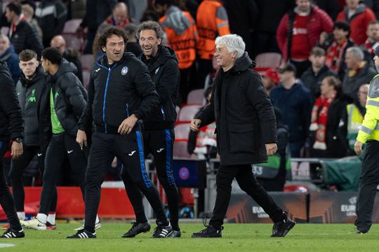 Gasperini imita jogadores e atira... casaco para as bancadas