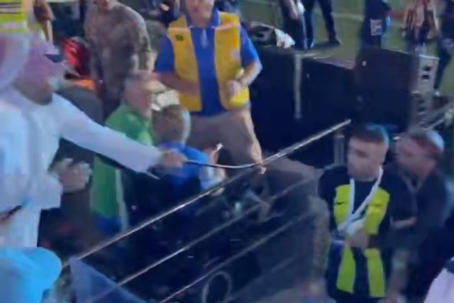 Inacreditável: avançado do Al Ittihad chicoteado por adepto após derrota na Supertaça