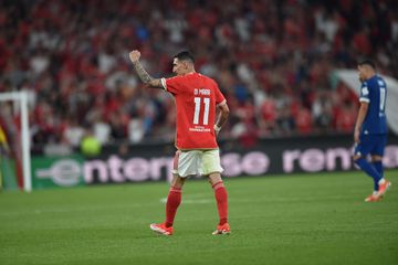 VÍDEO: Di María combina com Neres e está feito o segundo do Benfica