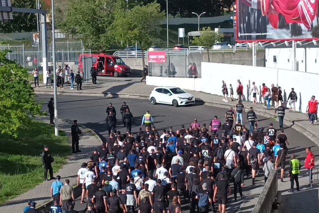 Adeptos do Marselha chegam ao Estádio da Luz