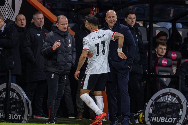 Salah e Arne Slot cumprimentam-se