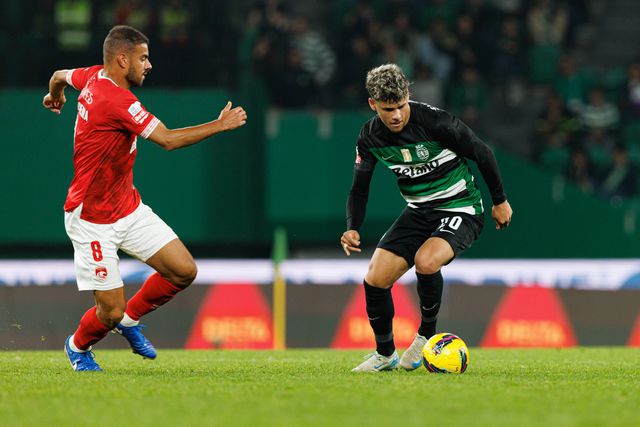 Maxi Araújo, do Sporting, tem a bola controlada e vai tentar passar por Pedro Ferreira, do Santa Clara, durante o jogo da primeira volta da Liga que os açorianos venceram, por 1-0. Neste sábado, 12 de abril, as duas equipas medem forças nos Açores