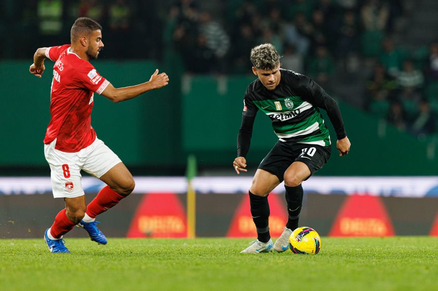 Maxi Araújo, do Sporting, tem a bola controlada e vai tentar passar por Pedro Ferreira, do Santa Clara, durante o jogo da primeira volta da Liga que os açorianos venceram, por 1-0. Neste sábado, 12 de abril, as duas equipas medem forças nos Açores