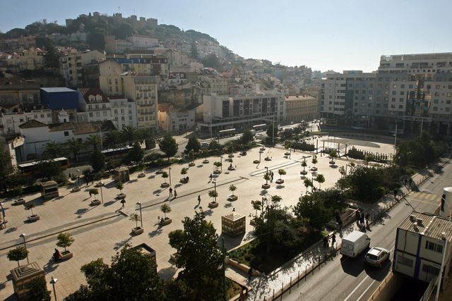 Vista panorâmica do largo do Martim Moniz, em Lisboa, com o castelo de São Jorge em fundo