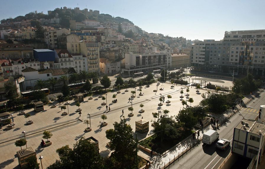 Vista panorâmica do largo do Martim Moniz, em Lisboa, com o castelo de São Jorge em fundo