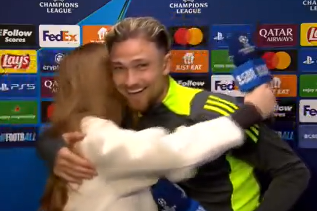 «Dá-me um abraço»: defesa do Aston Villa entrevistado pela irmã (vídeo)
