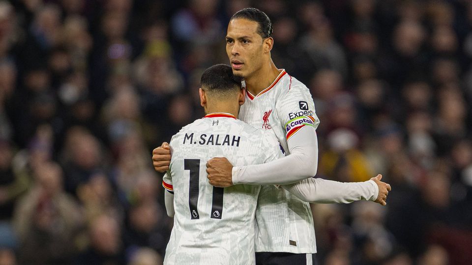 Virgil van Dijk, capitão do Liverpool, a abraçar Mohamed Salah, uma das figuras principais