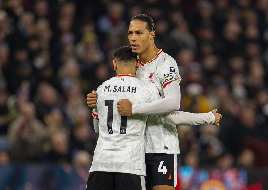 Virgil van Dijk, capitão do Liverpool, a abraçar Mohamed Salah, uma das figuras principais