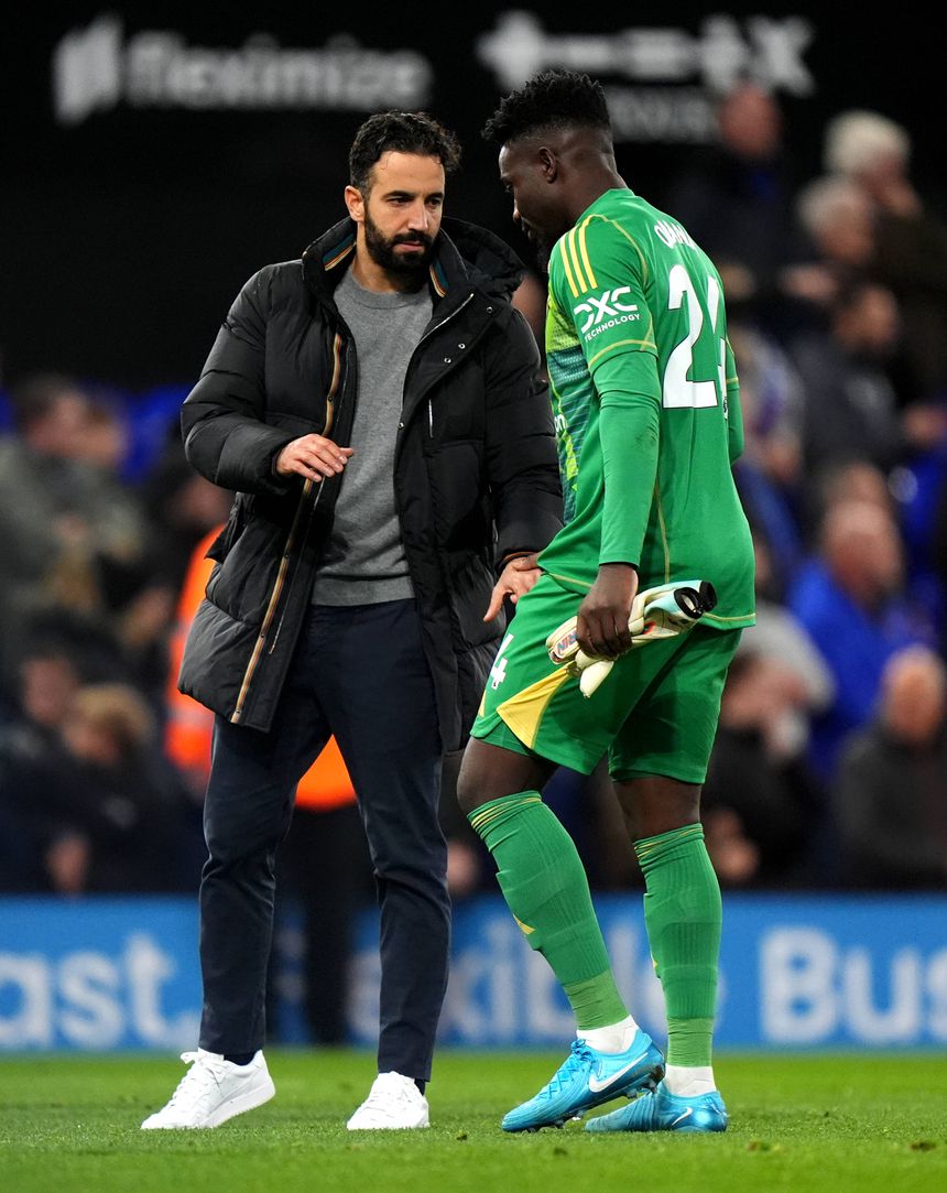 Ruben Amorim a cumprimentar Onana no final de um jogo do Man. United