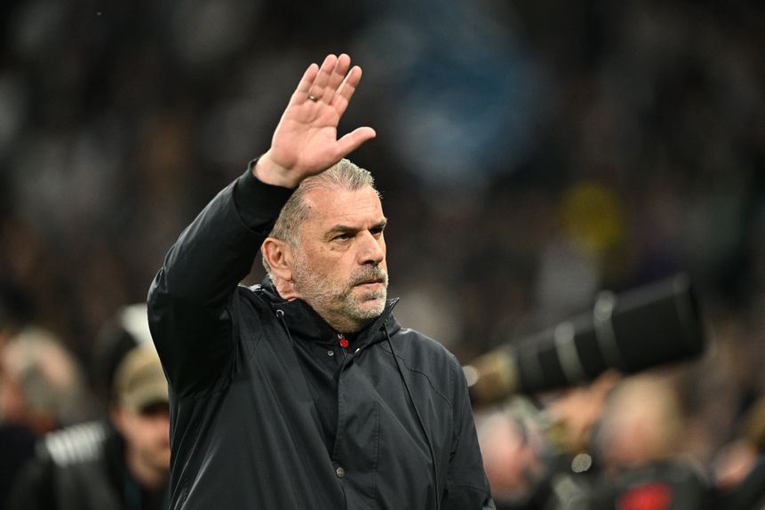 Postecoglou a agradecer o apoio dos adeptos do Tottenham frente ao Frankfurt