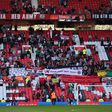 Adeptos do Manchester United em Old Trafford antes do dérbi frente ao City