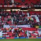 Adeptos do Manchester United em Old Trafford antes do dérbi frente ao City