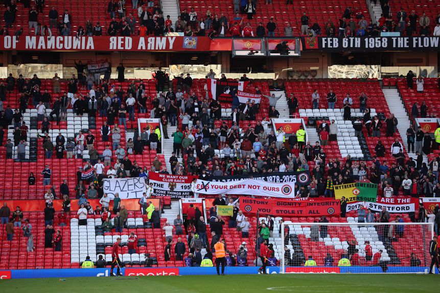 Adeptos do Manchester United em Old Trafford antes do dérbi frente ao City