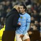 Pep Guardiola a falar com Jack Grealish após um jogo do Manchester City