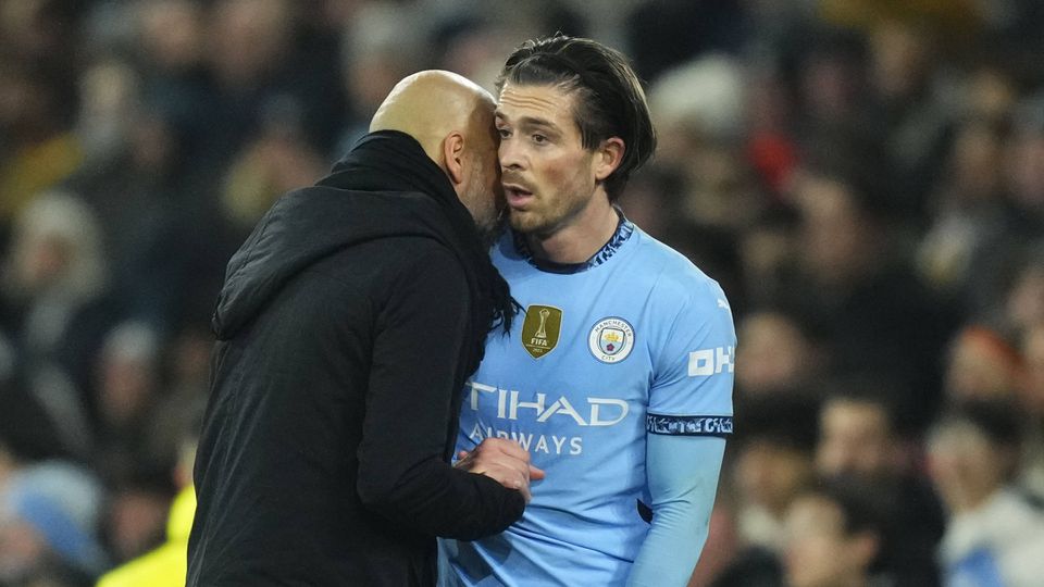 Pep Guardiola a falar com Jack Grealish após um jogo do Manchester City