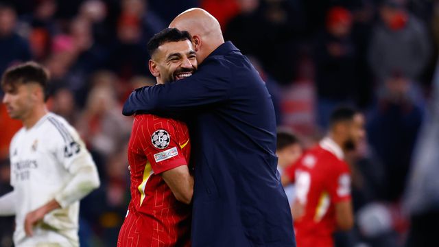 Salah e Arne Slot abraçados