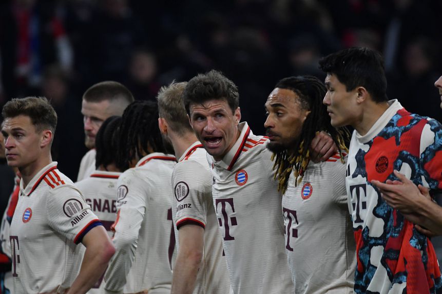Thomas Muller a pedir aos seus companheiros para agradecerem o apoio dos adeptos do Bayern