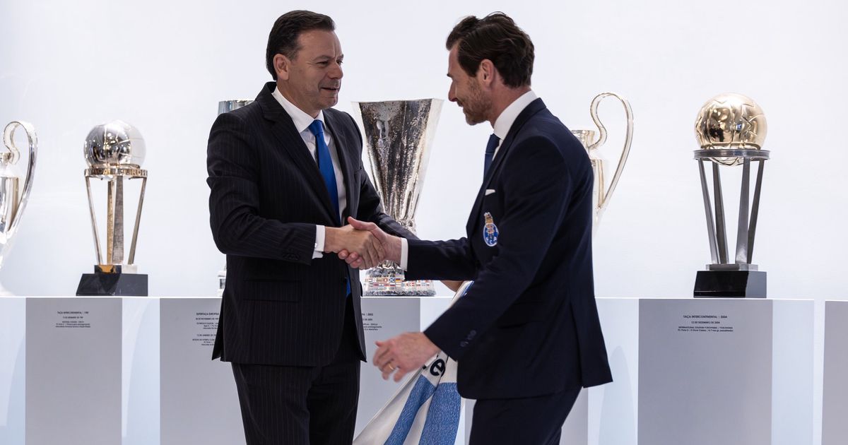 Villas-Boas ofereceu camisola de tributo a Pinto da Costa a Luís Montenegro