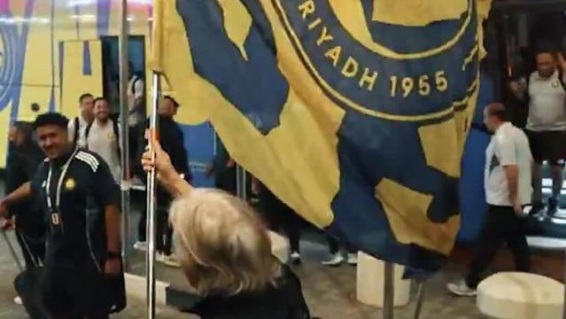 Jesus de sorriso rasgado com uma bandeira enorme do Al Nassr