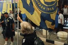 Jesus de sorriso rasgado com uma bandeira enorme do Al Nassr