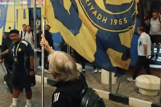 Jesus de sorriso rasgado com uma bandeira enorme do Al Nassr