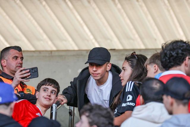 Prestianni posa para a fotografia no jogo da equip B no Seixal — Foto: SL Benfica