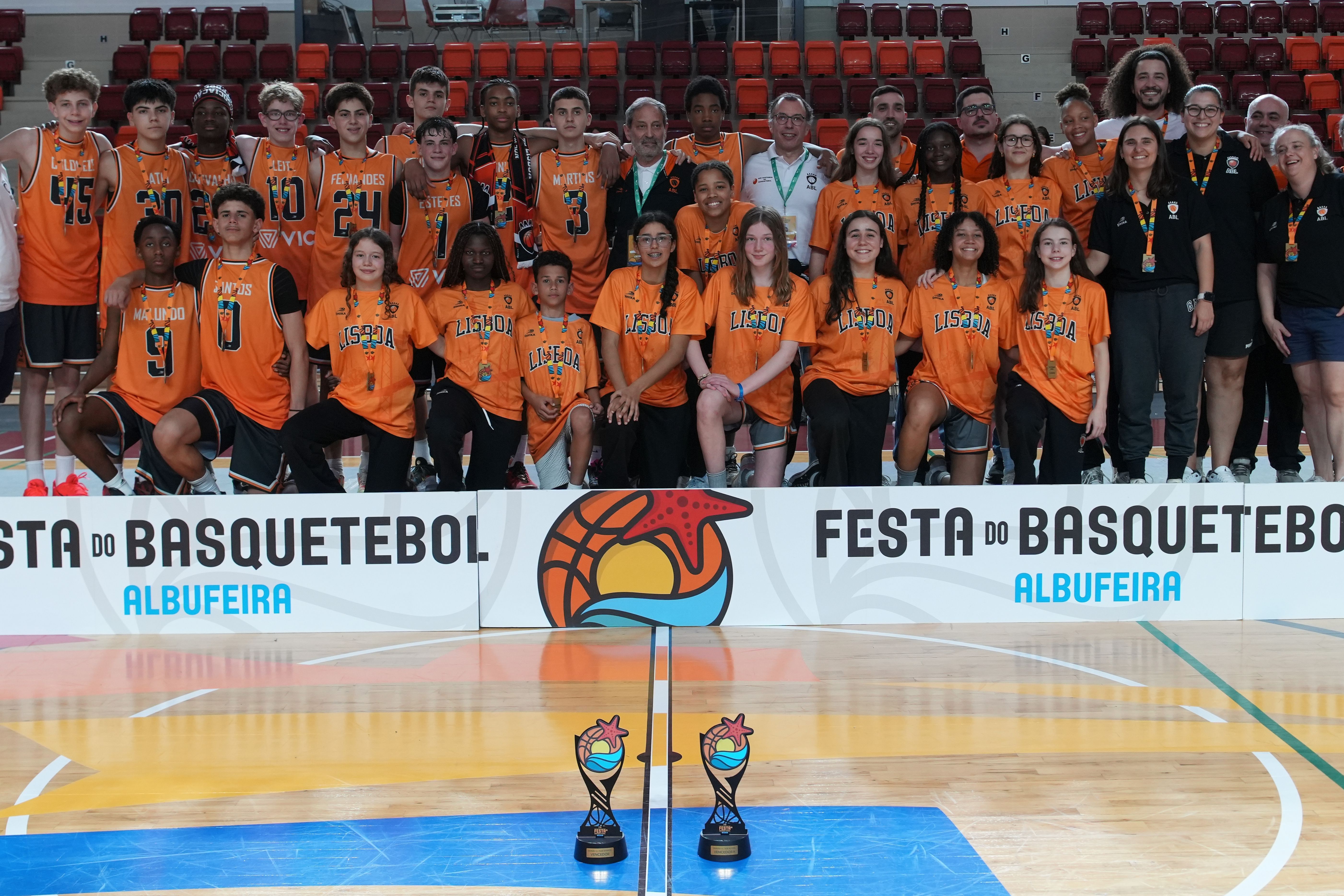 As duas seleções de Lisboa vencedoras do pódio do Pavilhão Municipal de Albufeira      Fotografia FPB