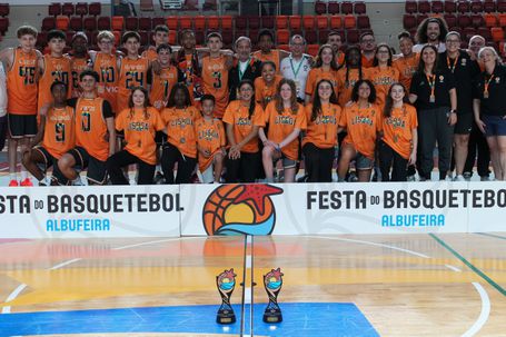 As duas seleções de Lisboa vencedoras do pódio do Pavilhão Municipal de Albufeira      Fotografia FPB