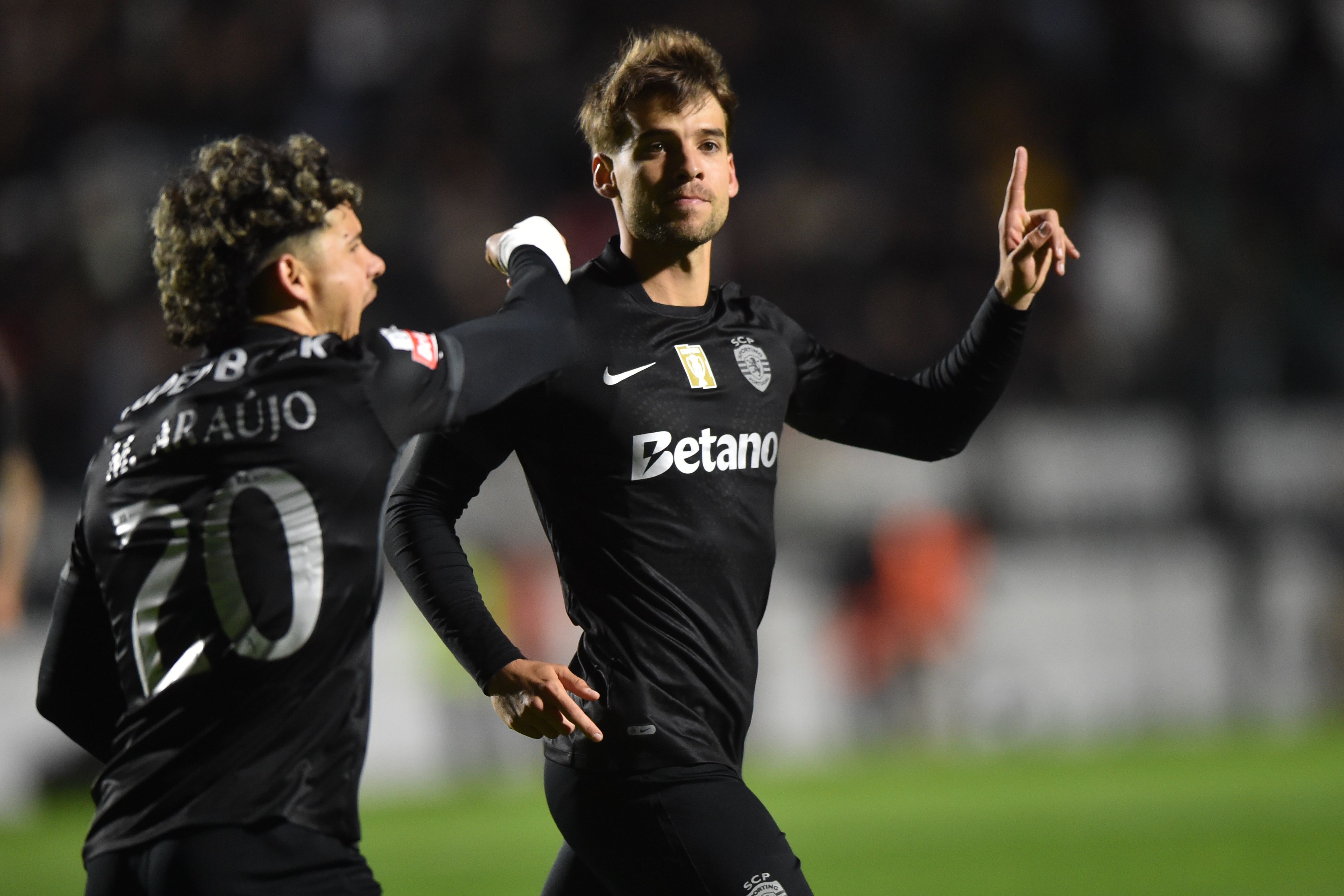 Daniel Bragança festeja o golo da vitóroa leonina - Foto: MIGUEL NUNES