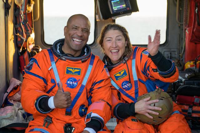 Amaragem da cápsula Integrity no Pacífico - os astronautas Victor Glover e Christina Koch - foto: Nasa