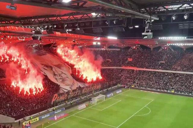 Arrepiante homenagem do Legia ao antigo treinador Jacek Magiera