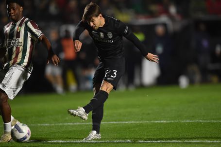 Daniel Bragança, de pé esquerdo, faz o golo solitário do Sporting (Foto Miguel Nunes)