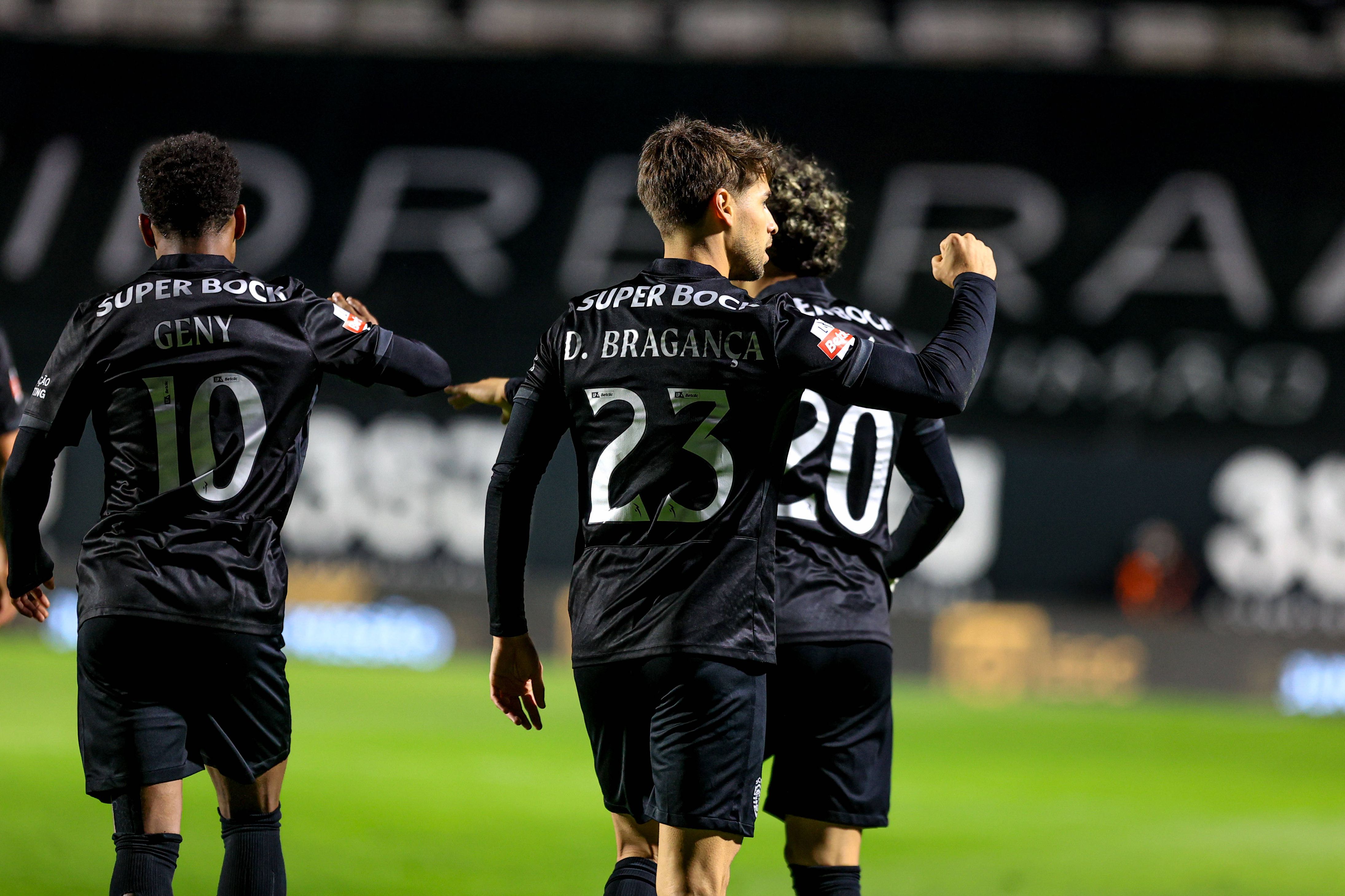 Geny Catamo iniciou o desenho do lance que culminou com a pintura assinada por Daniel Bragança